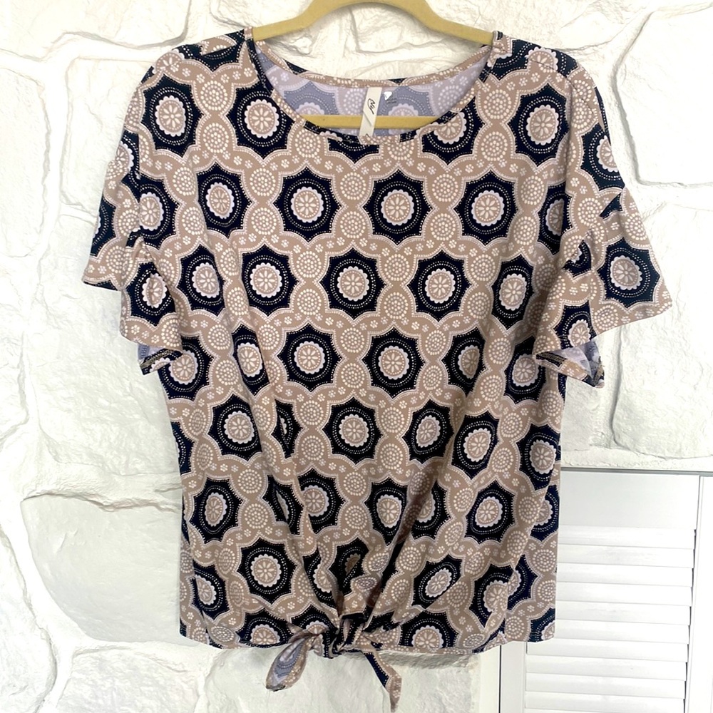 NY Collection Woman 1X Black tan white printed stretchy top ruffle short sleeve